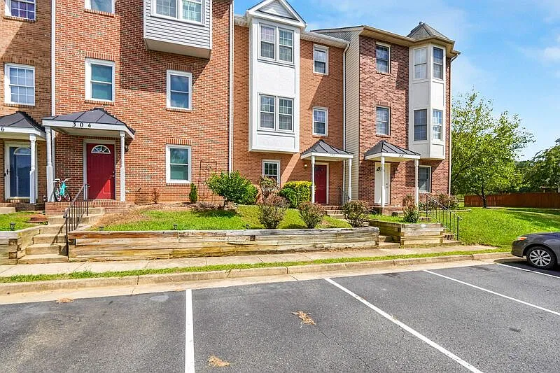 4 bed, 3.0 bath, 2184 sqft, $2,300 — Photo 1