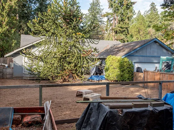 1706 Mills Rd, North Saanich, BC V8L 5S9