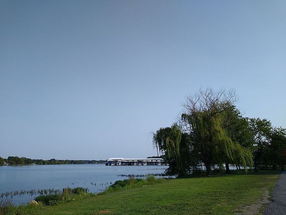 Public access marina nearby!