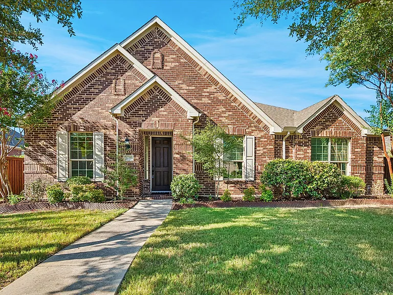 1037 Everglades Dr — Photo 1