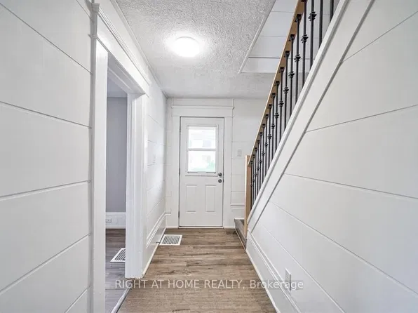 15 Asher St, Welland, ON L3B 4H9