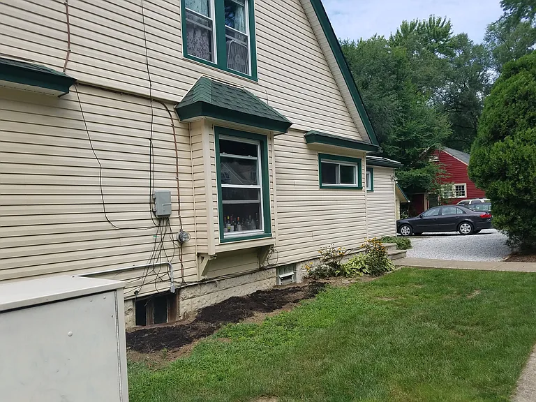 347 E Crain Ave — Photo 2