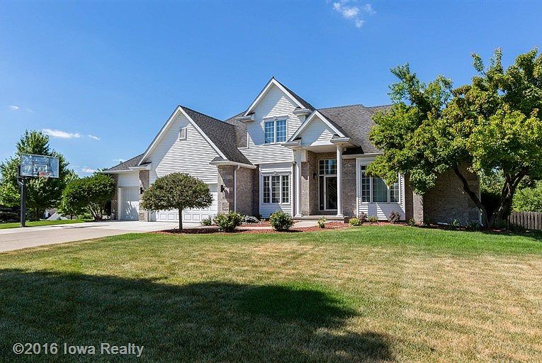 1st image of 555 SE Westwoods Dr