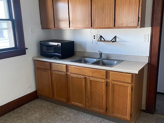 Large Kitchen with appliances