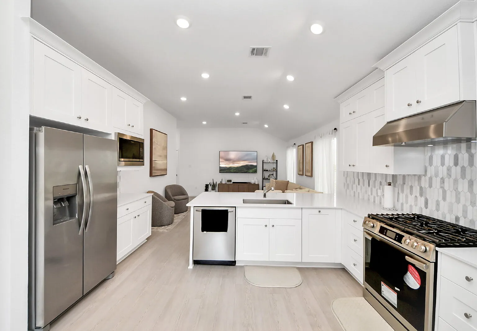3 bed, 2.0 bath, 1600 sqft, $2,200 — Photo 3