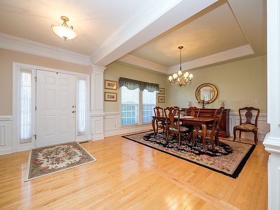 3rd image of 10323 Gunnison Ln