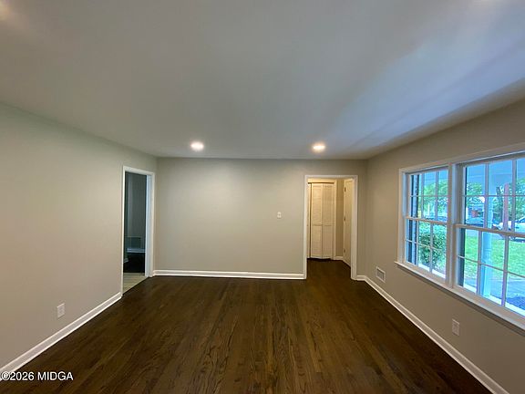2nd image of 980 Summit Ave