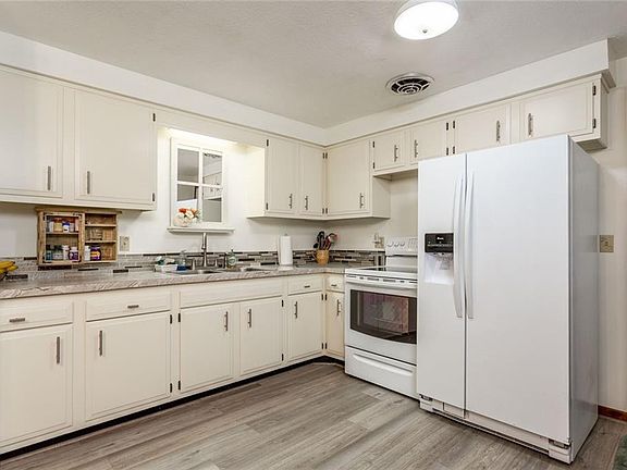 2nd image of 5071 Hollyview Dr