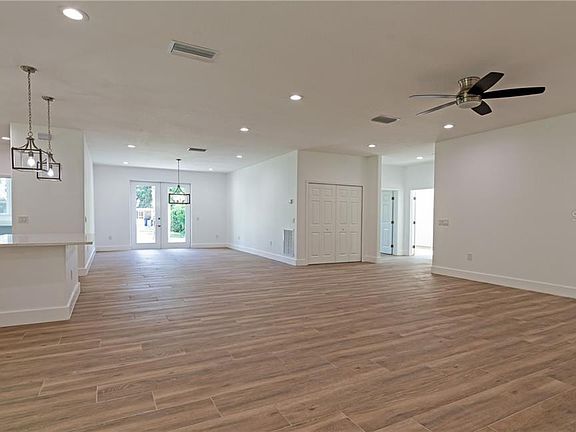 4th image of 395 Shamrock Dr