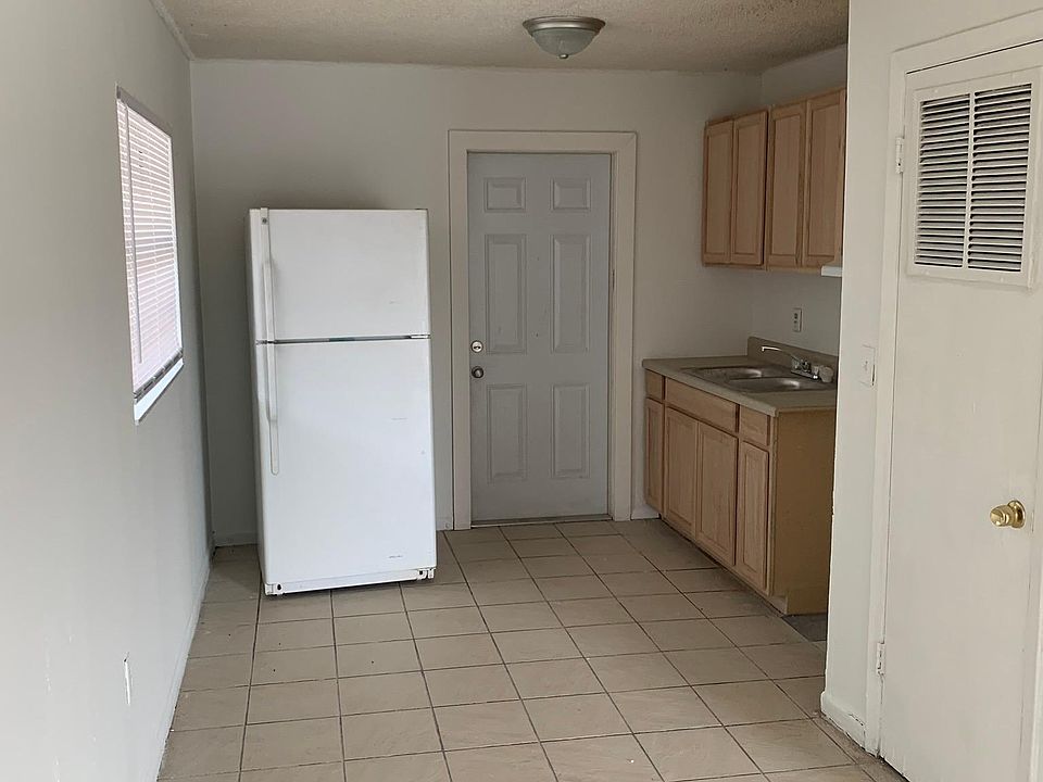 2nd image of 922 Vicki Ct