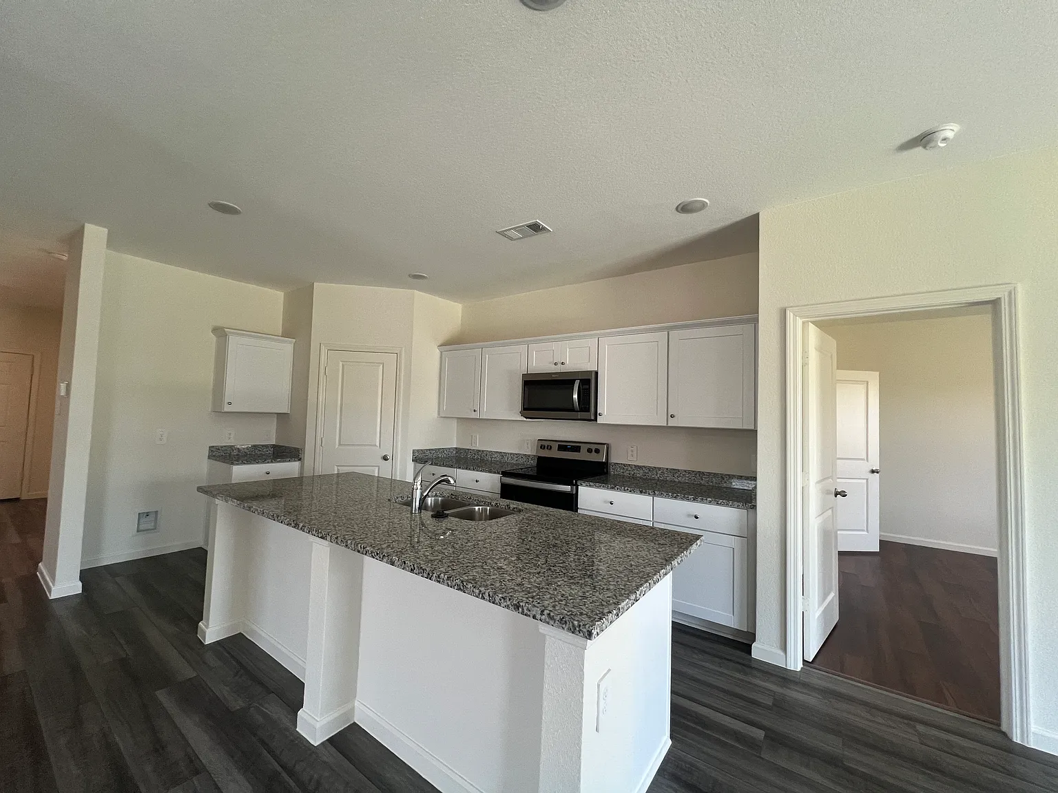 4 bed, 1800 sqft, $2,350 — Photo 3