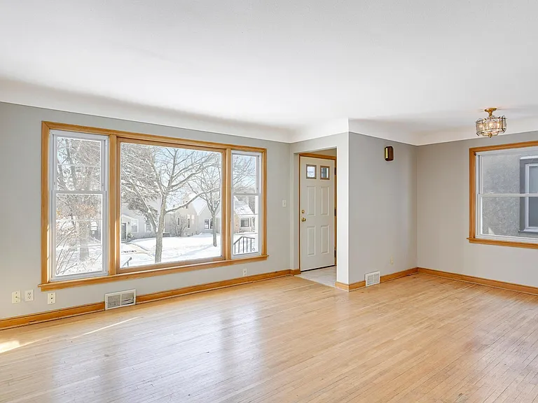 5048 Newton Ave S — Photo 2