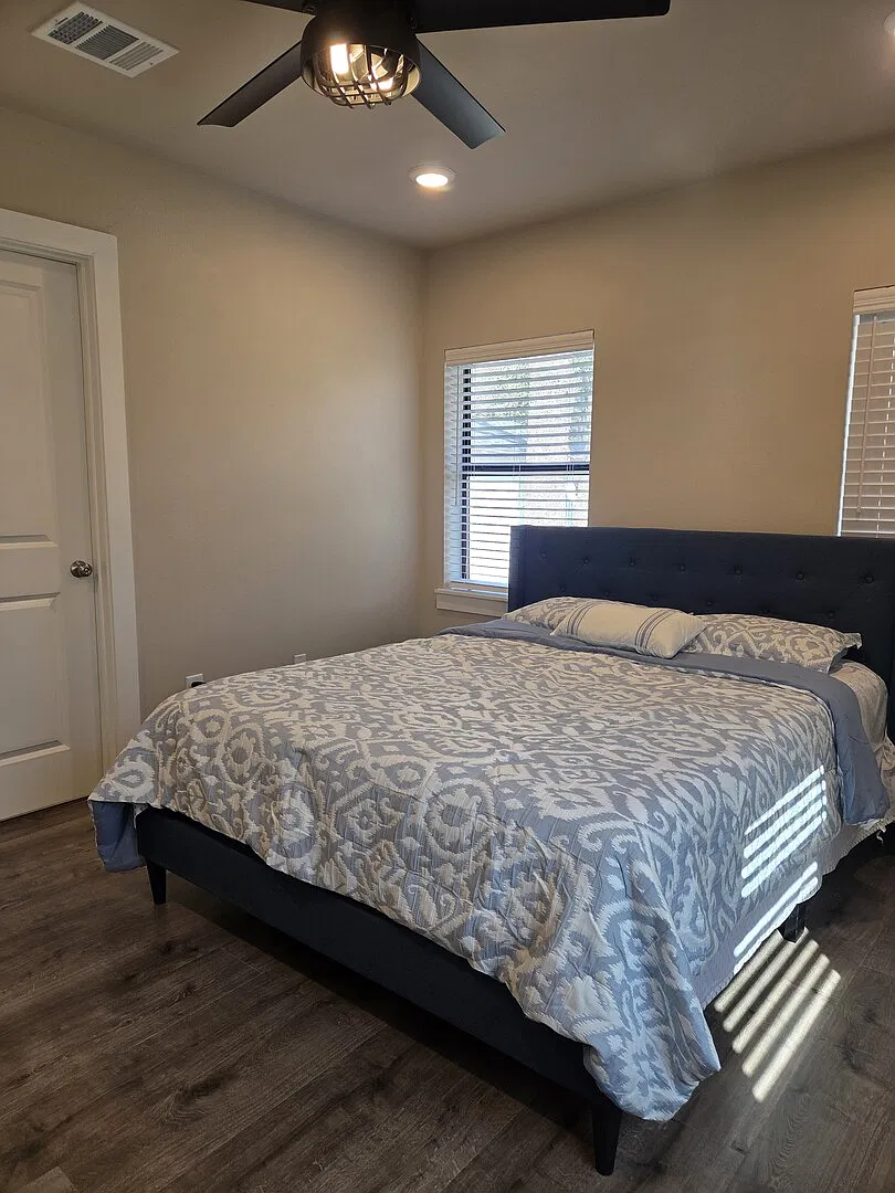 Peaceful 3-bed 2-bath house in charming Irving — Photo 2
