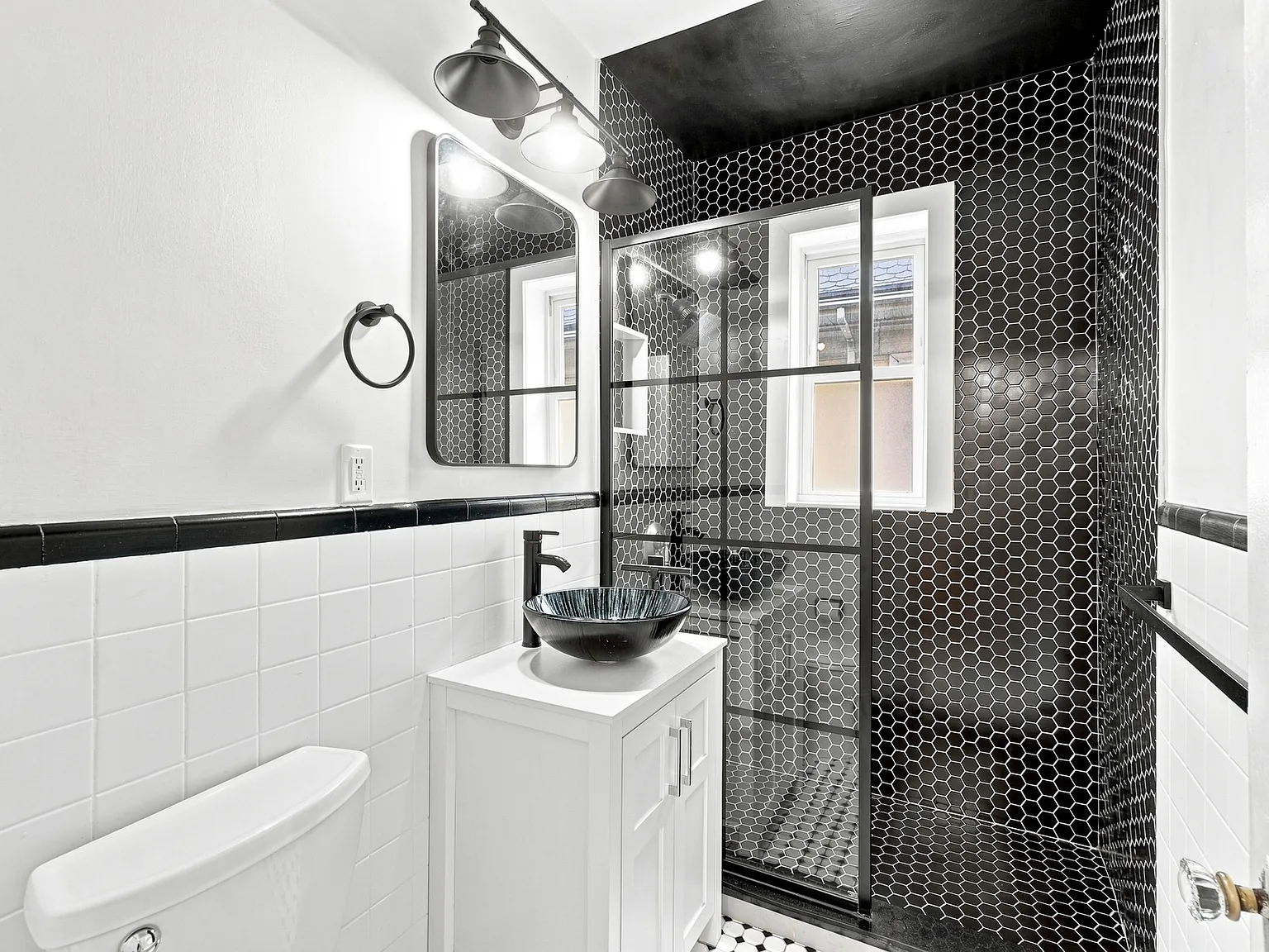 2 bed, 750 sqft, $2,400 — Photo 2