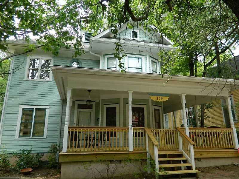 Beautifully renovated 2 bed/2.5 bath townhouse in the heart