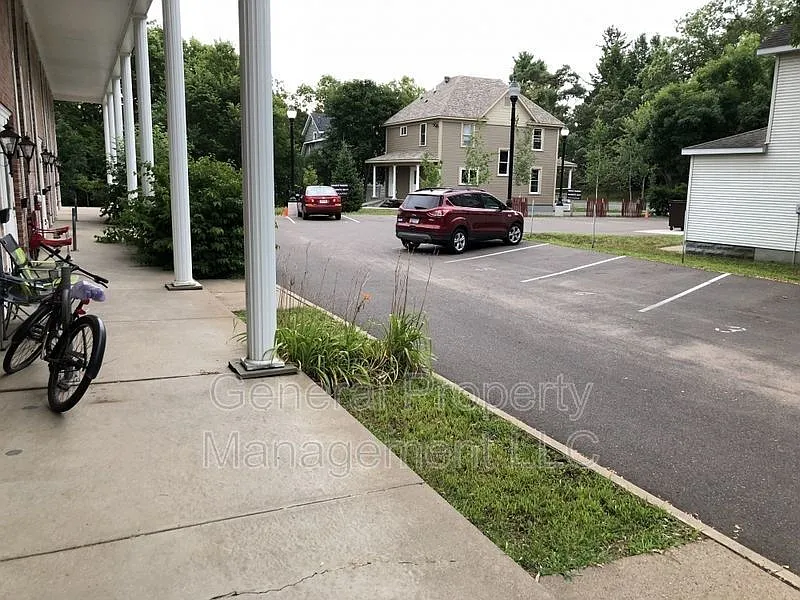 2 bed, 1.0 bath, $625 — Photo 2