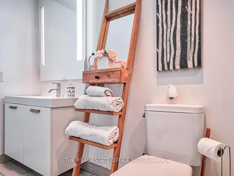 629 King St W #331 — Photo 30