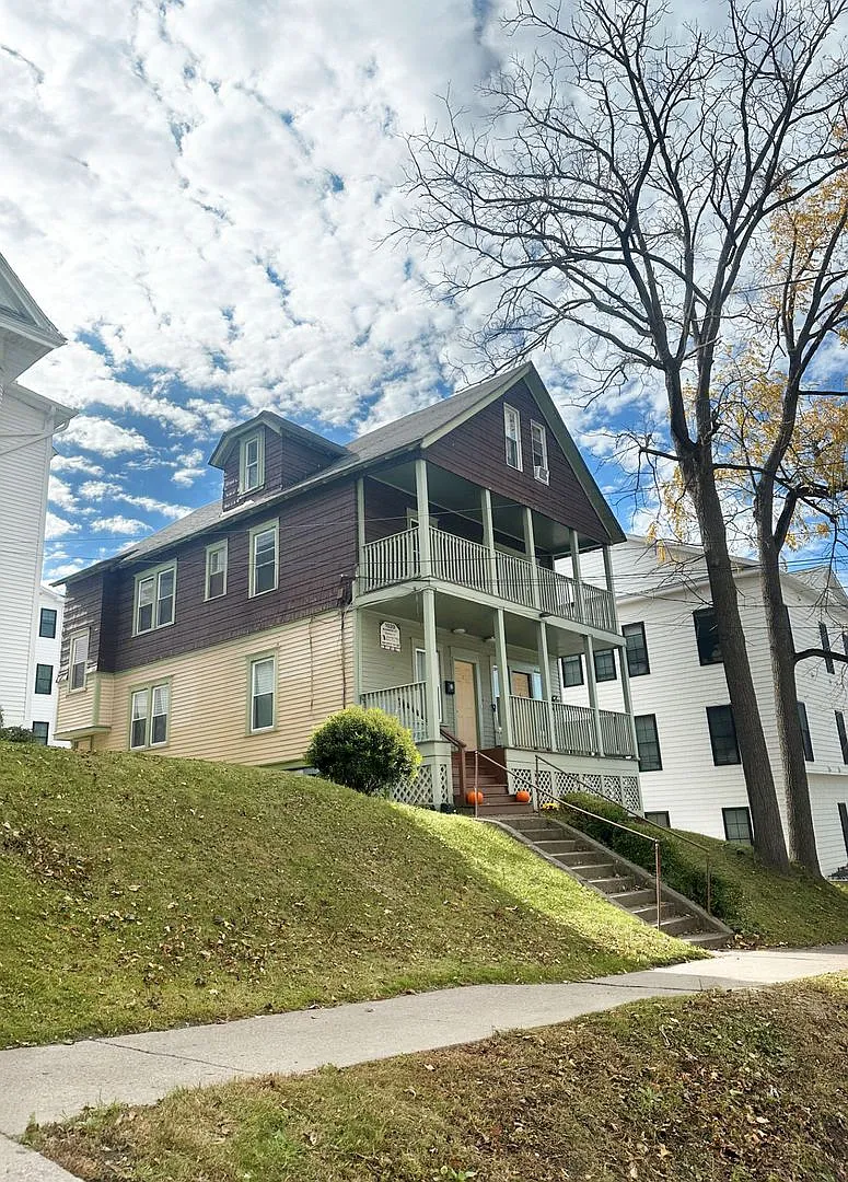 1020 Madison Apt 1 - Available 7/1/27 - Beautiful First Floor Flat with Front Porch Close to Campus — Photo 2