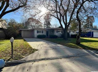 320 Willowbrook Dr, Mason City, IA 50401