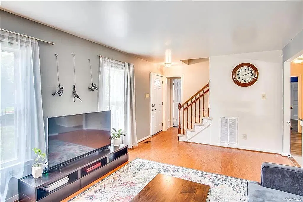 2300 Horsley Dr — Photo 2
