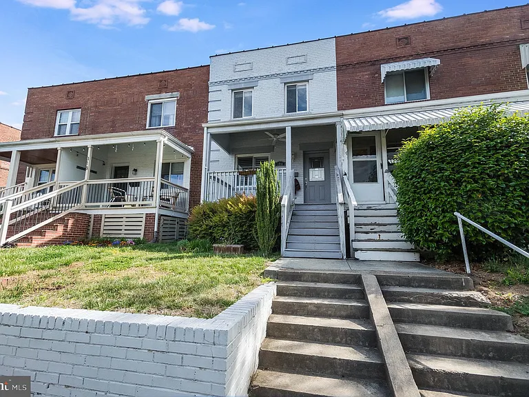 320 Wesmond Dr — Photo 1