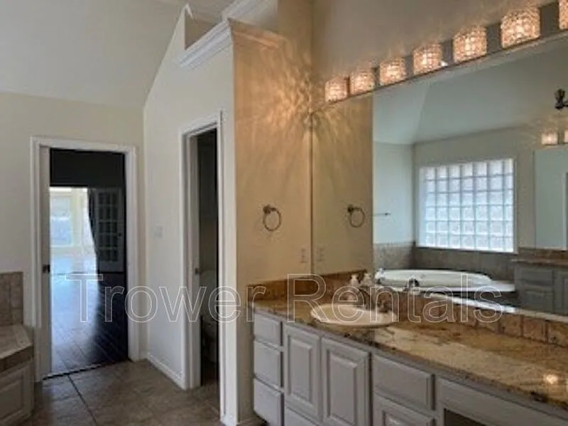 4 bed, 3.0 bath, 3561 sqft, $4,000 — Photo 3