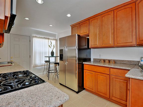 4th image of 1075 Ingerson Ave