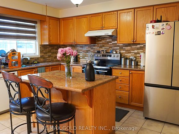 3rd image of 86 Turquoise Cres