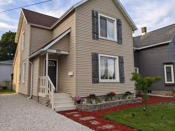 206 4th St, Beaver Dam, WI 53916