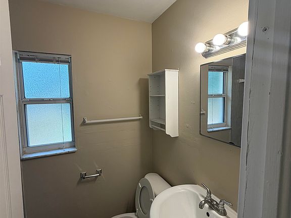 4th image of 2404 Surrey St