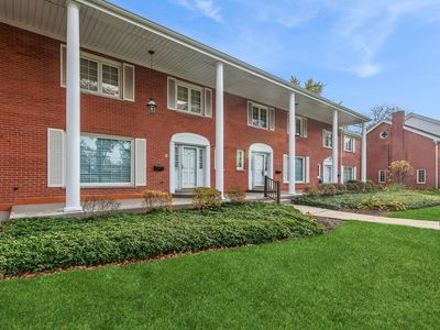 27 N Tower Rd #27, Oak Brook, IL, 60523