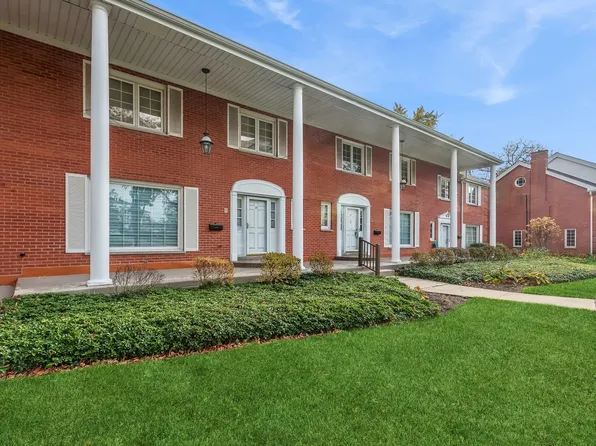 27 N Tower Rd #27, Oak Brook, IL 60523