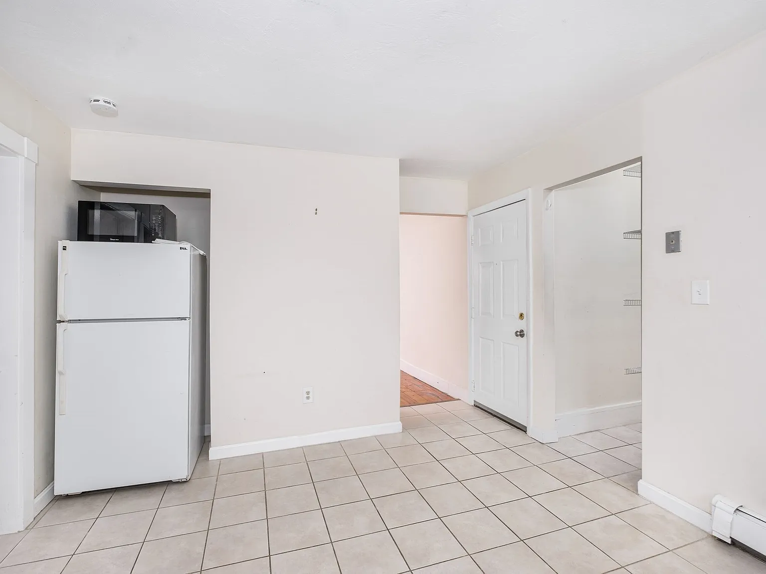 3 bed, 1.0 bath, 1100 sqft, $3,000 — Photo 3