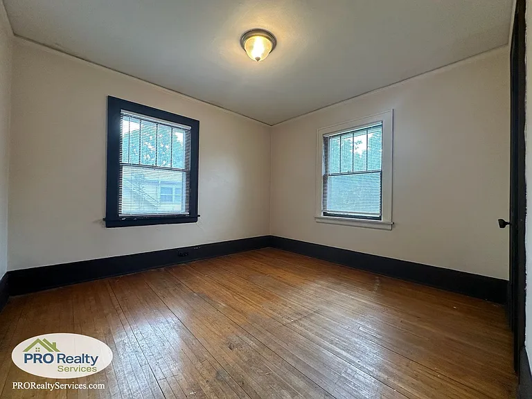 954 Ivy Ave E — Photo 16