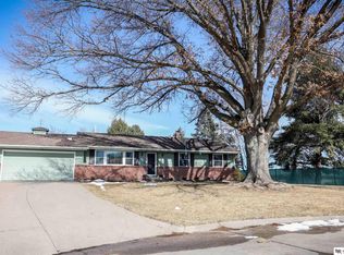 9116 Decatur Cir, Omaha, NE 68114