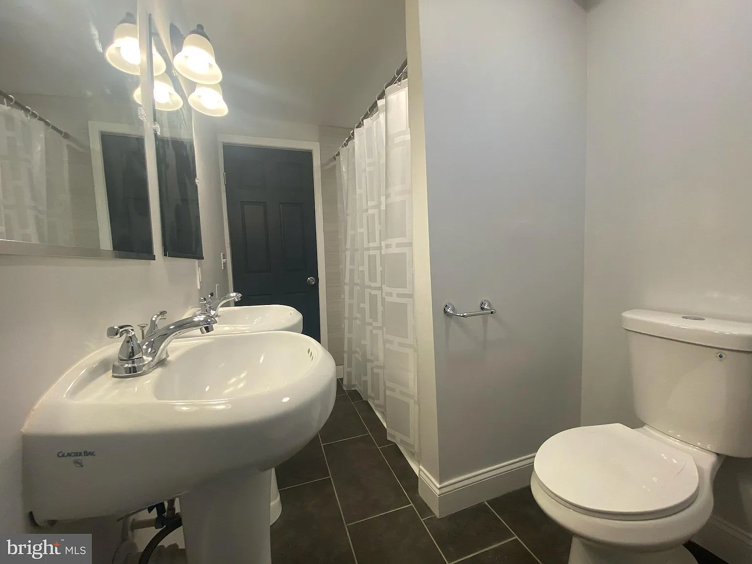 4 bed, 2.5 bath, 2448 sqft, $3,200 — Photo 4