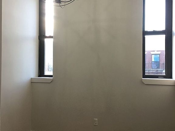 4th image of 372 Kosciuszko St #302