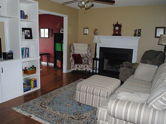 3rd image of 172 Wheaton Dr