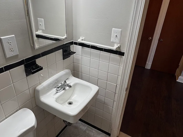 1051 Desoto Rd — Photo 12