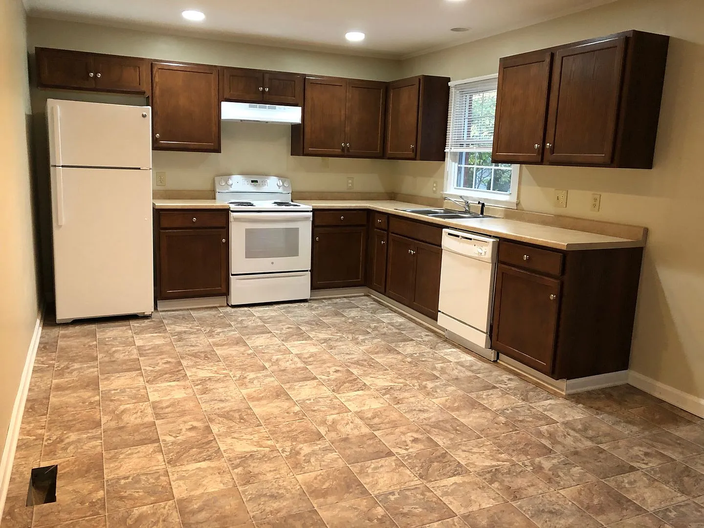 E Cone Blvd 3 BR convenient to 29 & Shopping — Photo 2