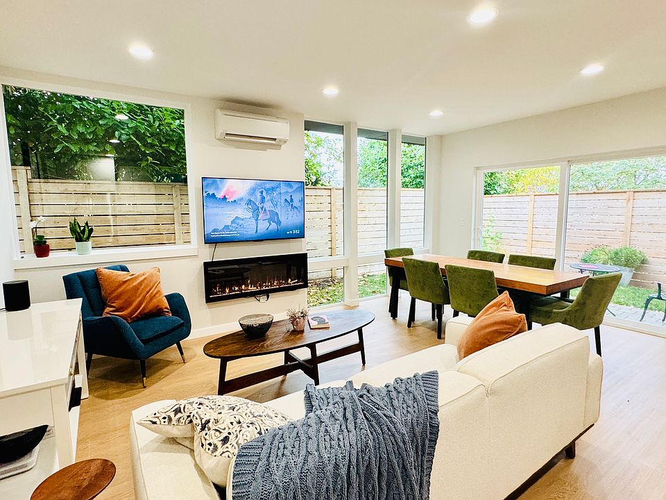 Electric fireplace (yes, it heats!), Smart TV