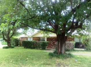 530 Royal Valley Rd, Grand Prairie, TX 75052