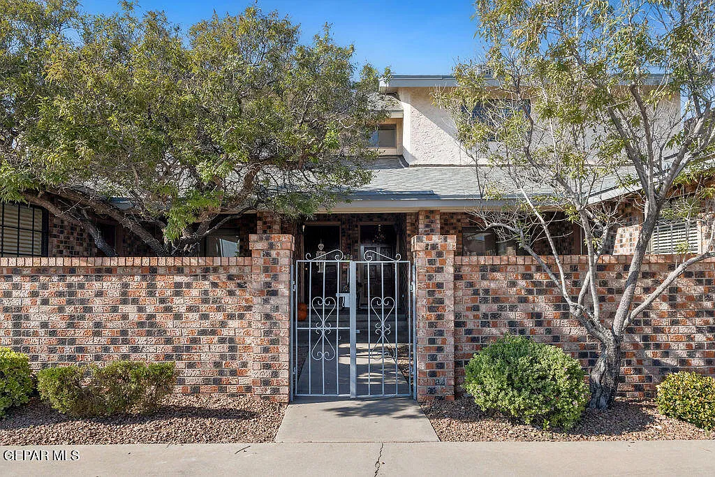 2 bed, 1.0 bath, 833 sqft, $1,275 — Photo 2