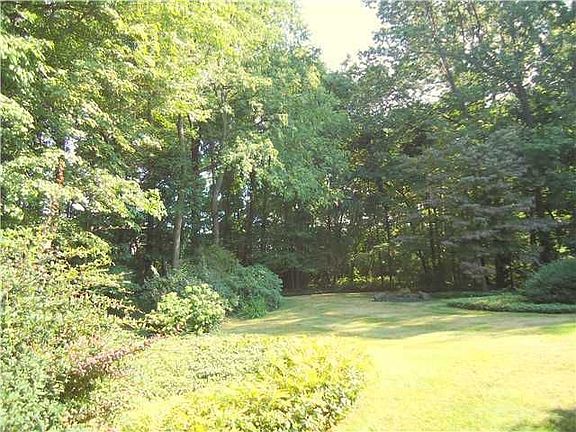 4th image of 420 Woodland Ln