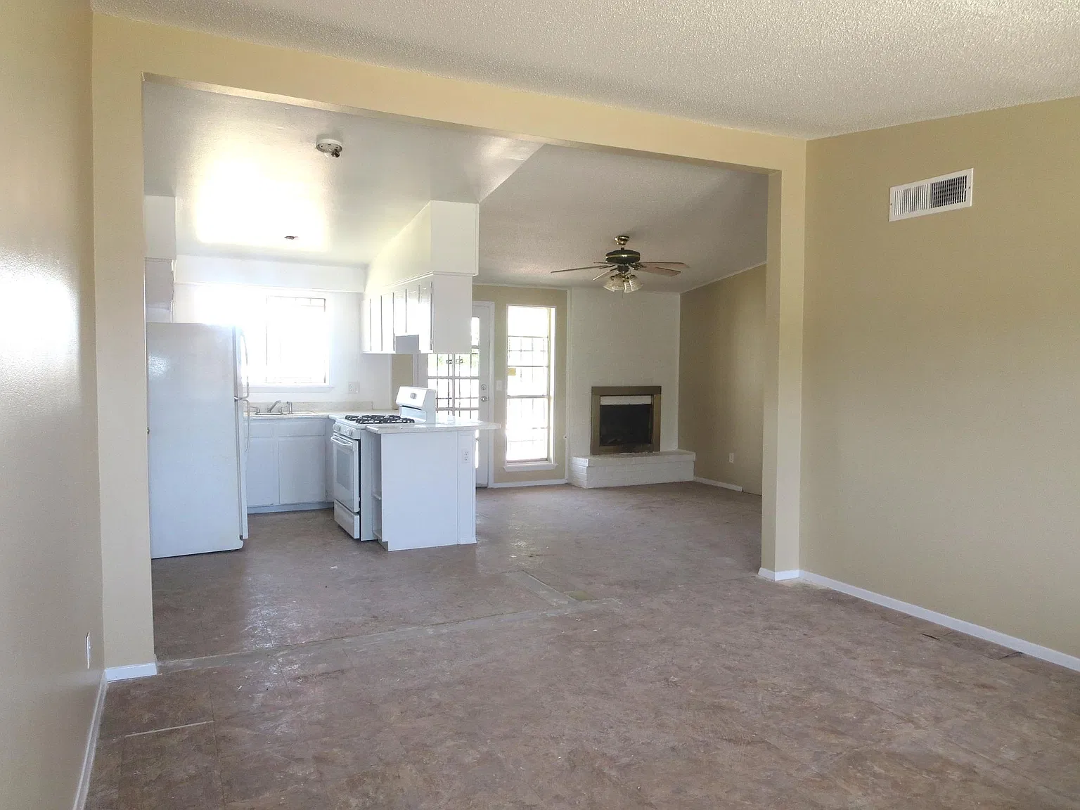3 bed, 1350 sqft, $1,400 — Photo 4