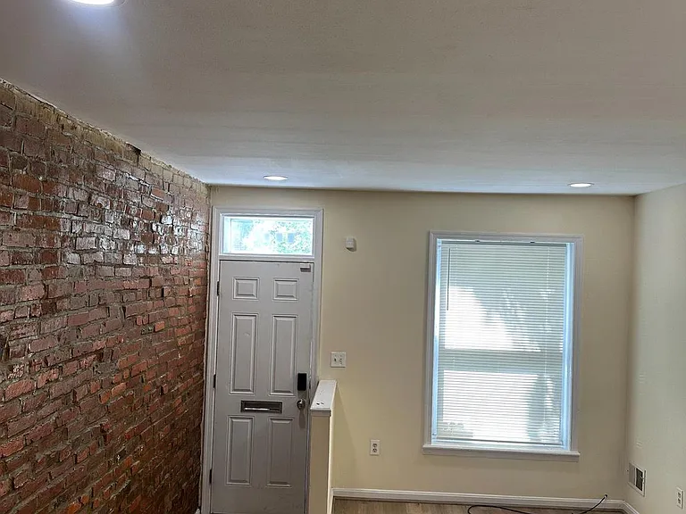 115 N Curley St — Photo 2