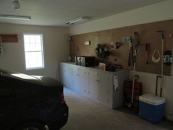 Garage w/ 220 outlet/storage