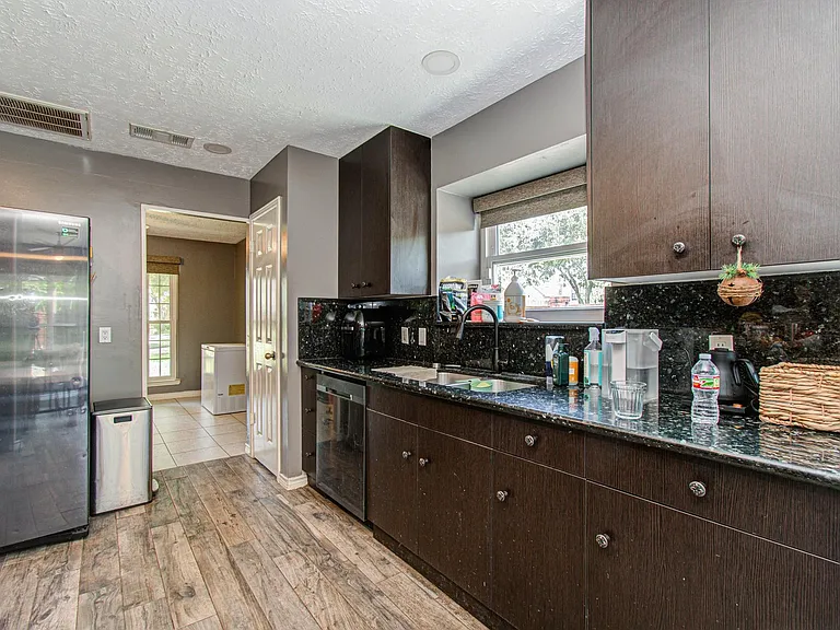 2122 Courtshire Ln — Photo 11