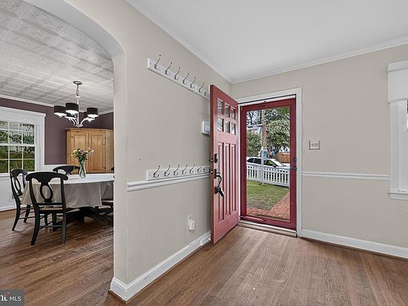 5th image of 9908 Dickens Ave