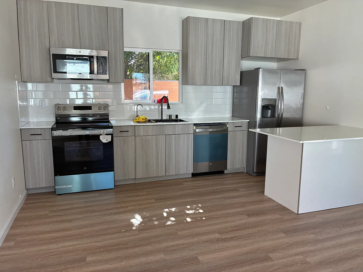 2 bed, 670 sqft, $2,550 — Photo 2
